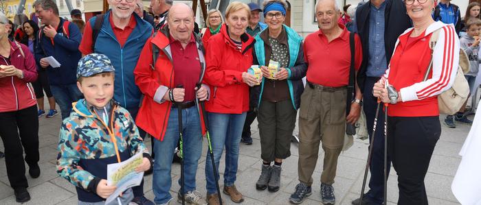 Bürgermeister Johann Winkelmaier eröffnete mit Walter Krenn und Wanderern die „Vulkanarena-Runde“