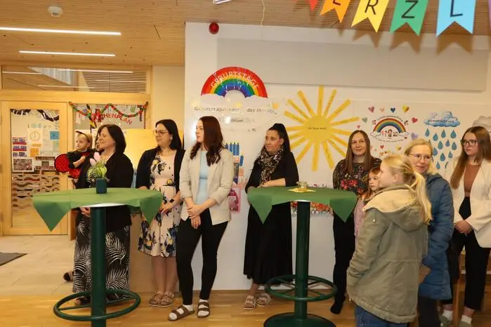 Viele Eltern und Kleinkinder waren zur Eröffnung des neuen Zubaus gekommen