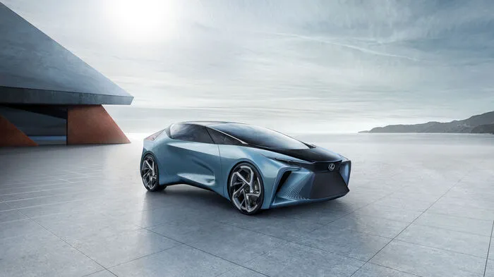 Grundsätzliches zuerst: Bereits im November 2019 wird Lexus sein erstes batterieelektrisches Fahrzeug präsentieren. Und nein, es wird wohl nicht so spannend sein, wie das Showcar, von dem die Japaner in Tokio das Tuch gezogen haben. Das ist aber auch gar nicht leicht – denn der LF-30 Electrified ist bereits ein technologischer Leuchtturm für künftige Generationen von Elektroautos.