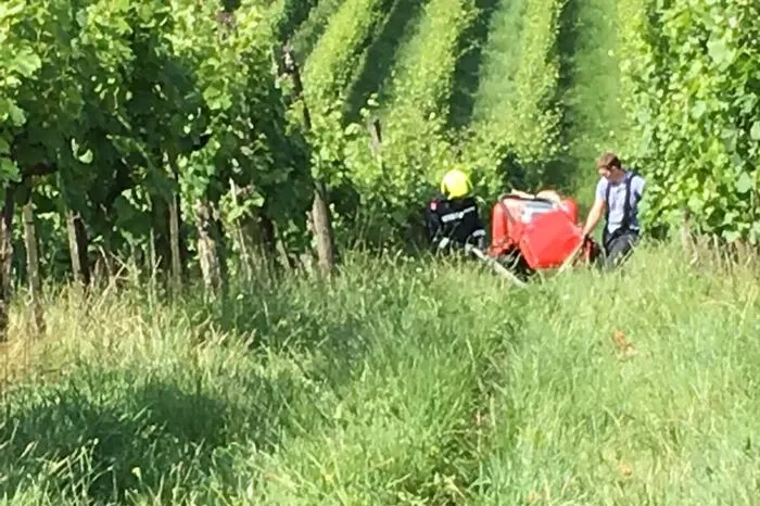 Die Einsatzkräfte der Feuerwehren bargen daraufhin den Traktor mithilfe einer Seilwinde.
