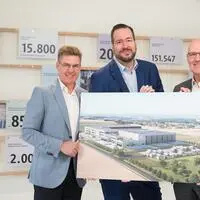 Harald Bauer, Vorsitzender der dm Geschäftsführung (Mitte), Thomas Köck (li.) und Martin Engelmann (re.) freuen sich über die erreichten Meilensteine beim Bau des neuen dm Verteilzentrums in Kronstorf