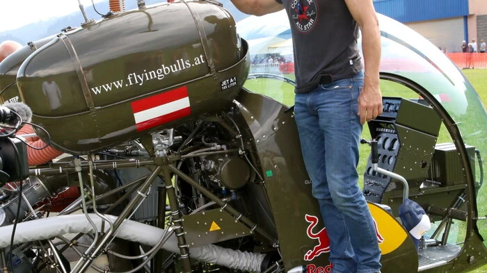 Zu den absoluten Höhepunkten zählten die Landung von Stratosphären-Springer Felix Baumgartner (Foto) mit seinem Red Bull-Bell 47-Hubschrauber..... 
