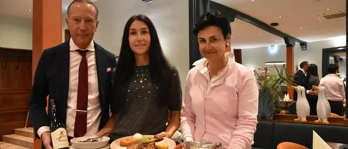 Franz Josef Schmidt wartet gemeinsam mit seiner Gattin Astrid und Tochter Anna heuer wieder mit traditionellem Martinigansl auf