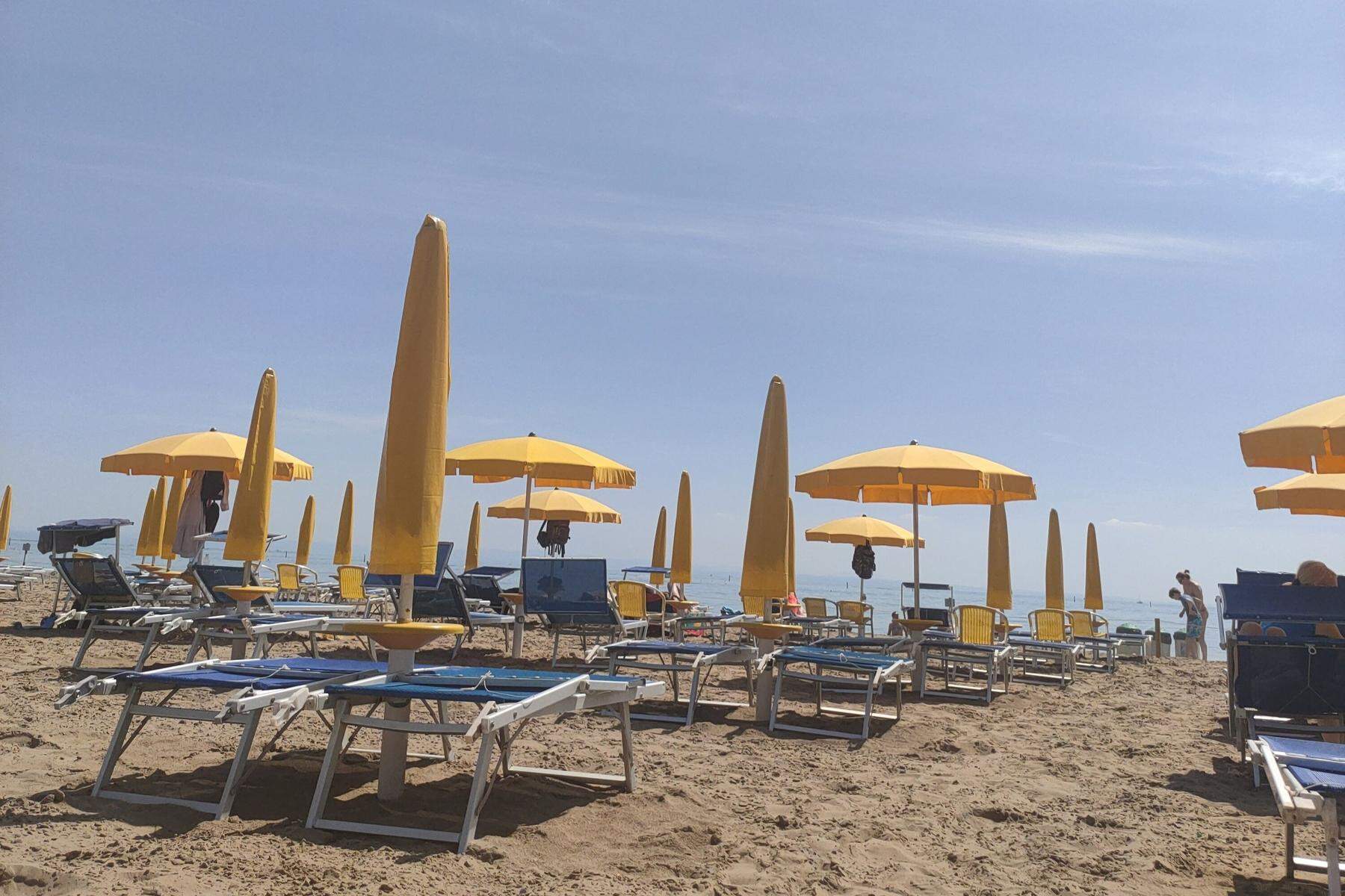 Liegen und Schirme | Strandbesuche in Lignano werden schon wieder teurer
