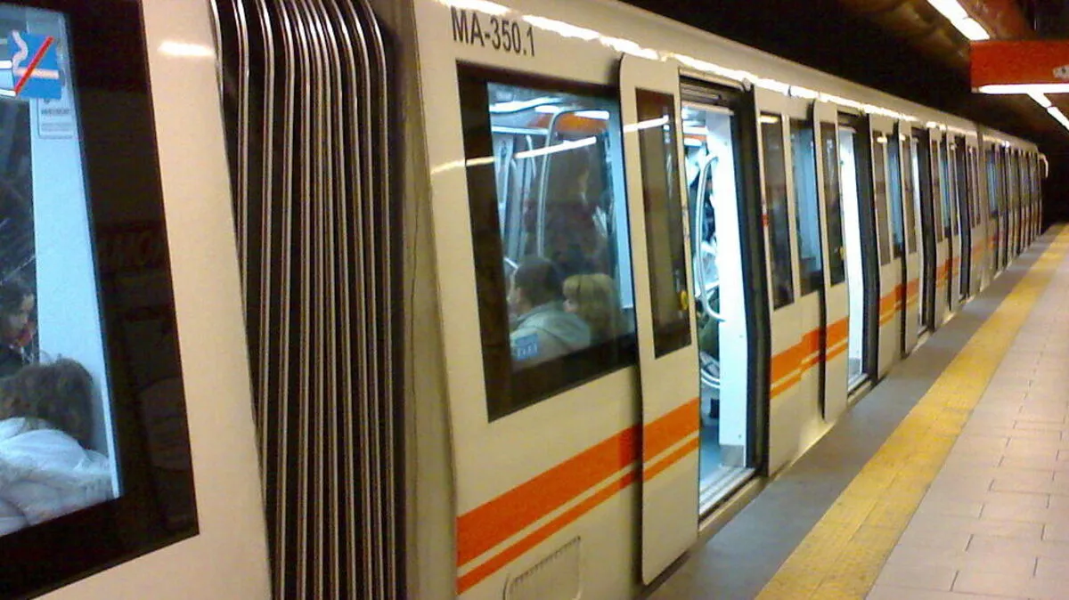 Ein Zug der Metro in Rom