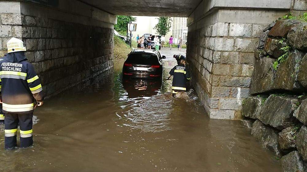 In Töschling wurde ein Auto von Wassermassen in einer Unterführung überrascht