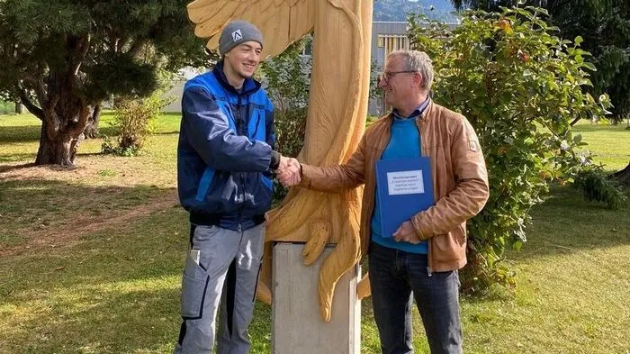 Die Skulptur wurde nahe der neuen Wohngruppe auf dem SOS-Kinderdorf-Gelände aufgestellt. Am Bild Mattias Karre (links) und SOS-Kinderdorf-Leiter Guido Fuß (rechts) 
