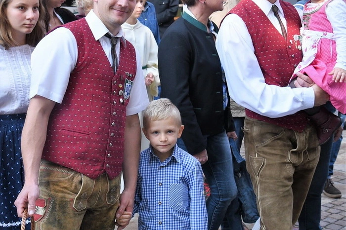 Ein Auftritt der Kindervolkstanzgruppe begeisterte die Besucher genauso...