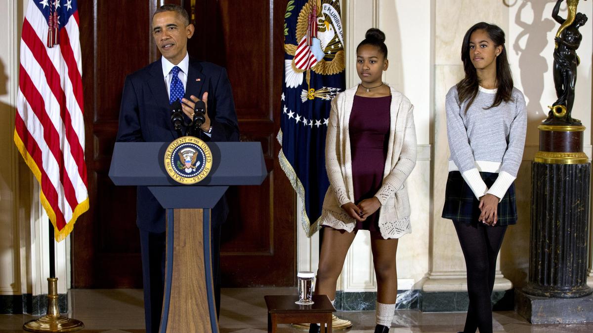 Malia Obama und Sasha Obama waren bereits in frühen Jahren mit dem Politikbetrieb im Weißen Haus in Berührung gekommen