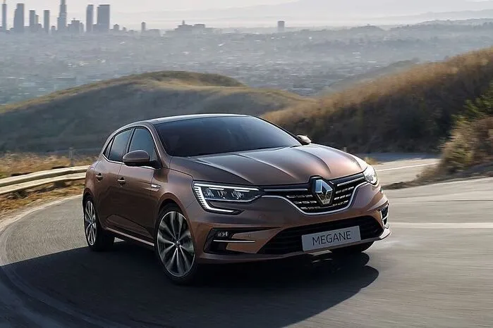 Was sich beim Facelift des Mégane davon abgesehen noch tut, ist schnell erklärt: Schon ab der Basisausstattung leuchten die neu gestalteten LED-Scheinwerfer links und rechts des mit mehr Chrom funkelnden Kühlergrills serienmäßig den Weg. Darunter sitzt eine stärker konturierte Frontschürze mit neuen seitlichen Feldern für die Nebelscheinwerfer und breitere Lufteinlässe. Auch die Heckleuchten sind neu gezeichnet, in LED-Technik ausgeführt und mit dynamischem Blinklicht versehen.