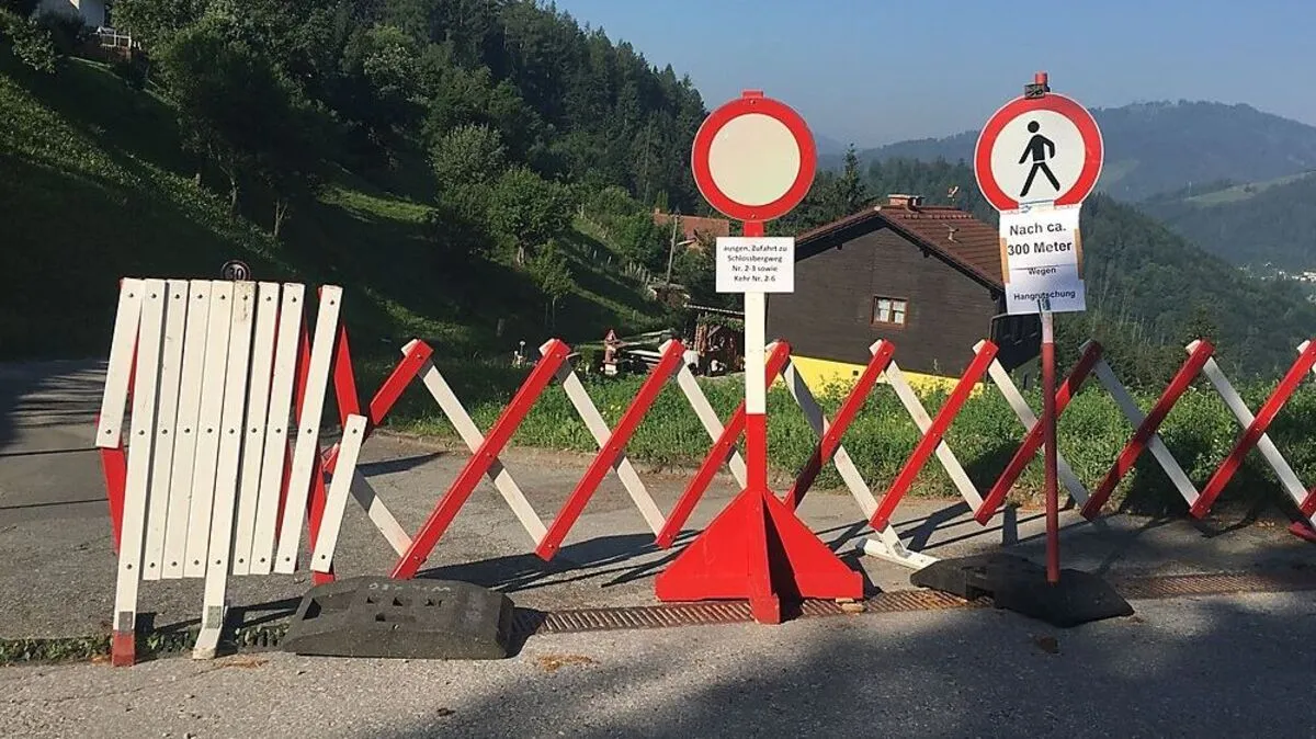 Die Auffahrt über den Schloßbergweg von der Altstadt ist gesperrt