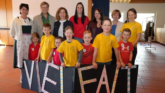 Die Projektleitung und Pädagoginnen mit den Kindern der Nationalparkgemeinden
