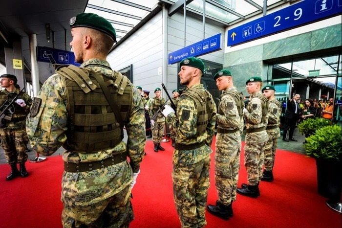 Für Sicherheit ist gesorgt. "Ehrenzug, Habt Acht", hieß es, als das Paar aus dem Zug ausstieg.