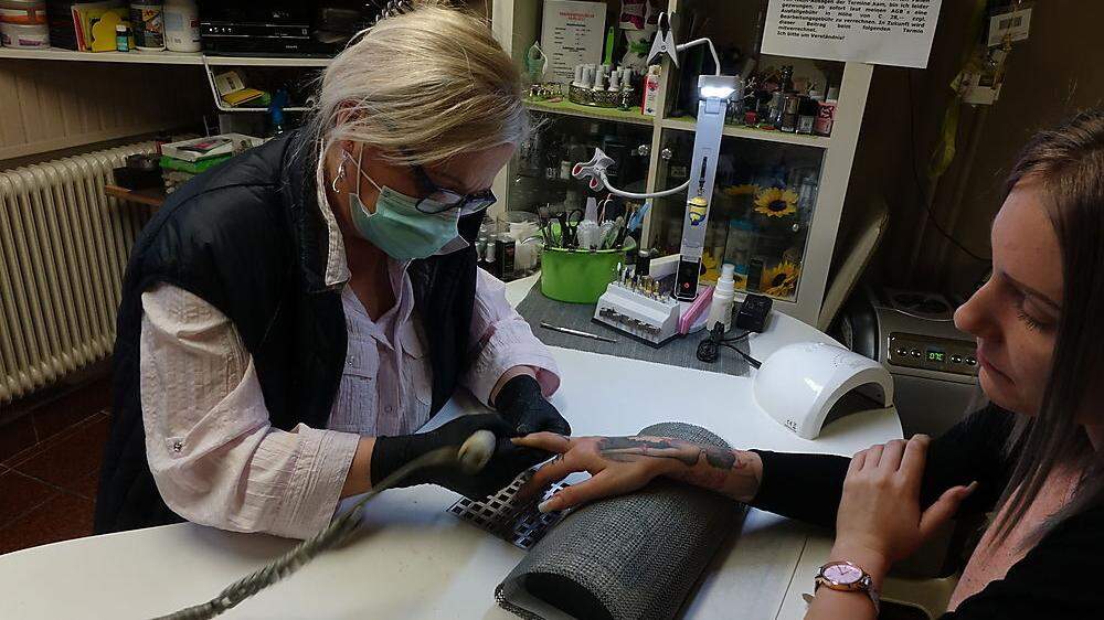 Beim Arbeiten mit der elektronischen Feile verwendet Maria Wurzinger einen Mundschutz