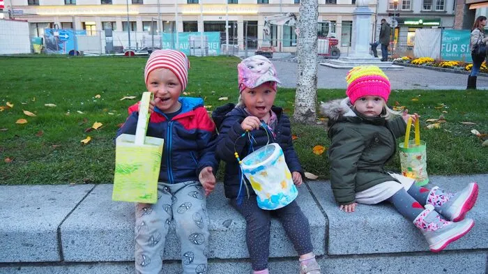 Die Klagenfurter Domkinder und ihre Angehörigen trafen sich am Sonntag zum Martinsfest. In der kurzen Familienmesse erzählten Dompfarrer Peter Allmaier und Marina Anna Virgolini über den Heiligen Martin, einen Soldaten, der Armen half und vom Soldaten zum Bischof wurde. Danach spazierten die Kinder mit ihren Laternen zum Lagerfeuer in den Pfarrgarten, wo gefeiert wurde.