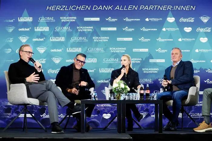 Im Zuge einer Pressekonferenz werden ...
