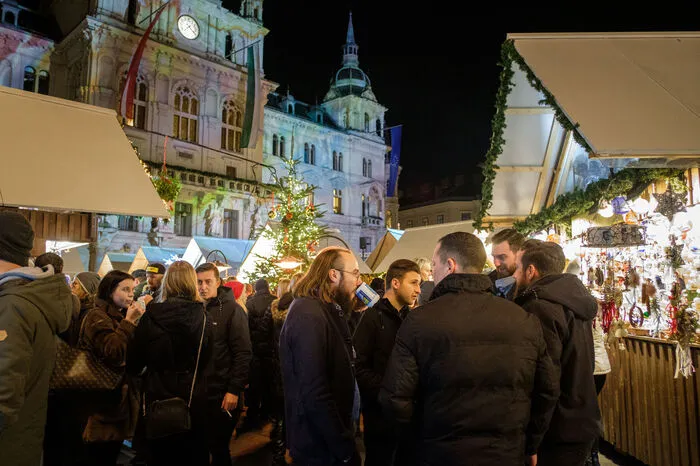 Vor allem in den Abendstunden ist viel los auf den Weihnachtsmärkten in der Stadt - hier ein Blick auf den vorweihnachtlichen Hauptplatz.