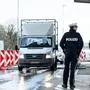 ABD0079_20250405 - KLINGENBACH - ÖSTERREICH: Polizisten überwachen PKWs die über einen Seuchenteppich am Grenzübergang Klingenbach-Sopron fahren, aufgenommen am Samstag, 05. April 2025. Aufgrund der in den angrenzenden Ländern Slowakei und Ungarn grassierenden Maul- und Klauenseuche (MKS) hat Österreich auch am Freitag weitere Maßnahmen ergriffen. - FOTO: APA/MAX SLOVENCIK