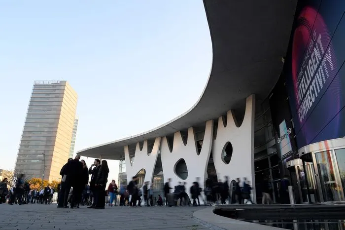 In Barcelona selbst rechnet man heuer am bis Donnerstag laufenden Kongress übrigens mit 110.000 Besuchern, knapp 2400 Aussteller haben am "Mobile World Congress" Flächen angemietet.
