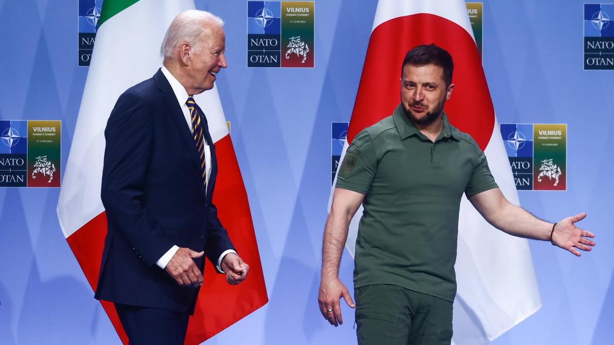 US-Präsident Joe Biden zögerte bisher, das Angriffsverbot aufzuheben, um eine Eskalation des Krieges zu vermeiden. Außenminister Blinken sieht die Lage nun anders, da Russland Waffen und Truppen direkt an der Grenze zur Nordostukraine stationiert hat und damit Charkiw angreift. 