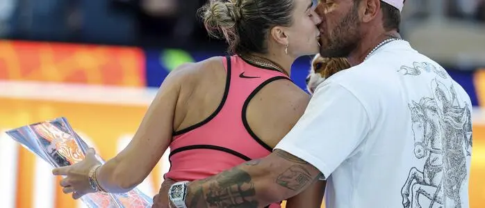 Aryna Sabalenka küsst ihren Verlobten Georgios Frangulis 