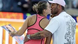Aryna Sabalenka küsst ihren Verlobten Georgios Frangulis 