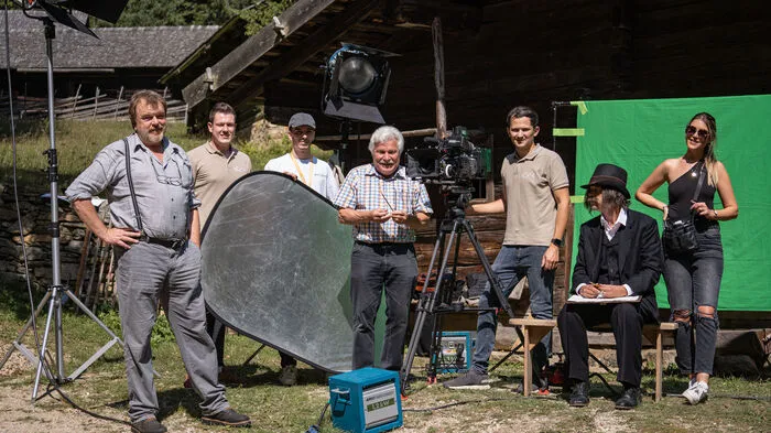 Für die historischen Szenen wurden keine Kosten und Mühen gescheut - hier Historiker Josef Hasitschka (Mitte) mit dem Filmteam, Regisseur Wolfgang Scherz steht links außen