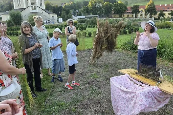 Auf Schatzsuche im Stiftsgarten ging Karin Dorfer, und Sabine Kainz widmete ihren Teil der Führung dem Motto: „Flachs – Jahreskreis im Stiftsgarten“.
