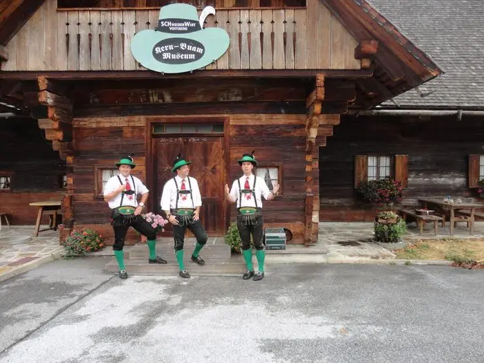 Das Schneiderwirt Trio vor dem Kern-Buam Museum in Voitsberg