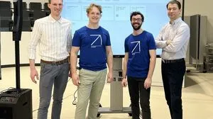 So sehen Sieger aus: Georg Strahlhofer, Lorenz Boruch und Stefan Wallner mit ihrem Lehrenden Sergi Batalla Martinez