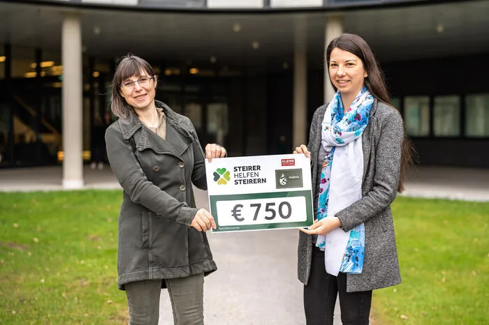 750 Euro kommen von der Ölmühle Kaufmann: Anneliese Horvath mit Nicole Feldbacher
