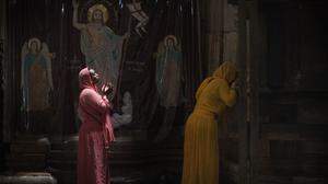 Betende Pilgerinnen in der Grabeskirche in Jerusalem. Das erste Zeugnis der Auferstehung kam von Frauen