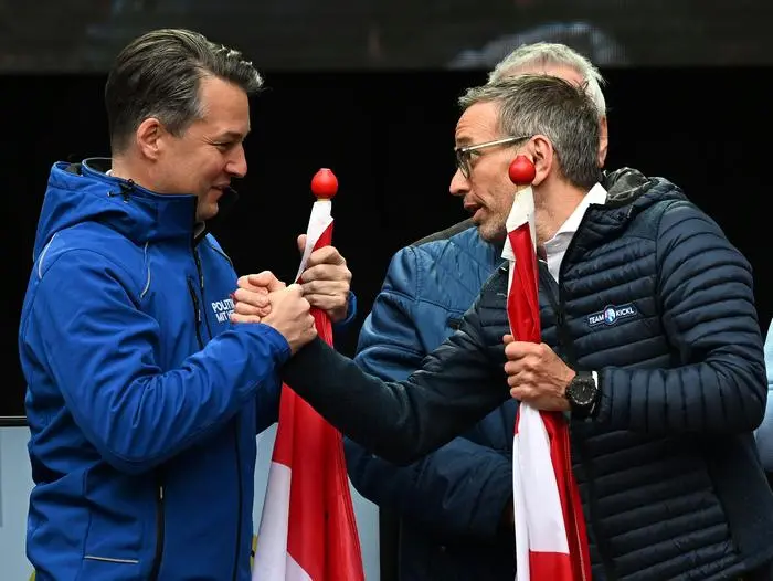 ABD0143_20250424 - WIEN - ÖSTERREICH: Spitzenkandidat Dominik Nepp (FPÖ) und Bundesparteichef Herbert Kickl (FPÖ) am Donnerstag, 24. April 2025, anl. des FPÖ Wien Wahlkampffinales am Stephansplatz in Wien. - FOTO: APA/HELMUT FOHRINGER