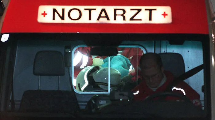 Im Notarztwagen wurde die Verletzte iIm Notarztwagen wurde die Verletzte ins Krankenhaus gebrachtns Krankenhaus gebracht