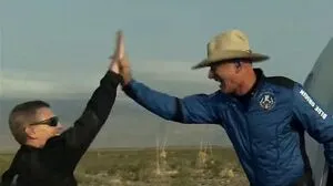 Mission geglückt: Jeff Bezos war nach der Landung zum Feiern zumute.