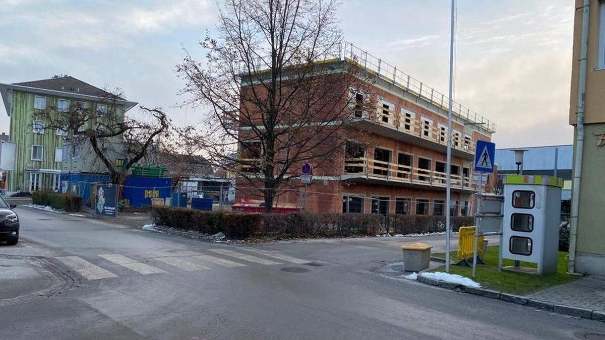 Bis Ende Juni soll der Bau des Zubaus abgeschlossen sein, für Herbst ist die Fertigstellung des neuen Parkplatzes anberaumt