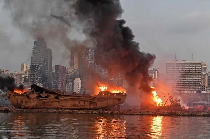 Die Explosion soll durch die fahrlässige Lagerung von hunderte Tonnen Ammoniumnitrat im Beiruter Hafen ausgelöst worden sein. Als Arbeiter eine defekte Tür schweißen wollten, kam es zur Explosion und ganze Stadtteile Beiruts wurden dem Erdbodengleichgemacht.  