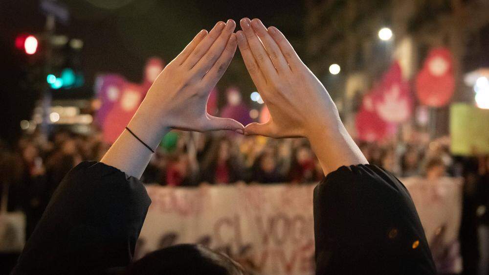 Nachdem eine Studentin ermordet aufgefunden wurde, kam es in Italien zu Protesten gegen Gewalt an Frauen