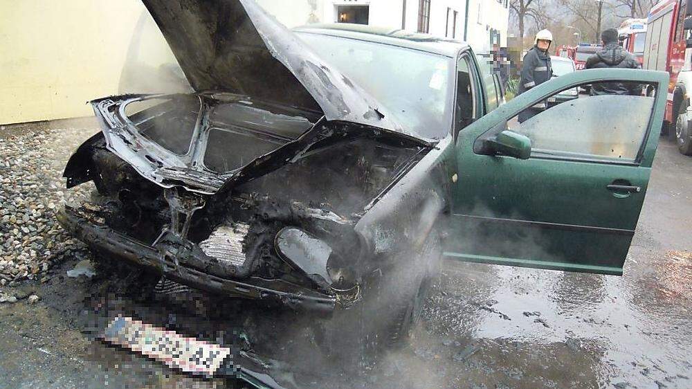 Ein Auto brannte Samstag in Leoben