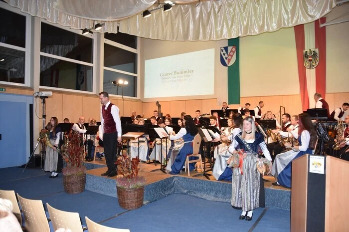 Das Motto des diesjährigen Konzertprogrammes war "Ein festlicher Weltenbummler", eine musikalische Reise um die Welt wurde geboten.