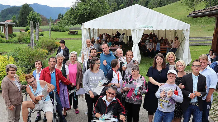 Die Bewohner und Betreuer feierten den Geburtstag ganz groß