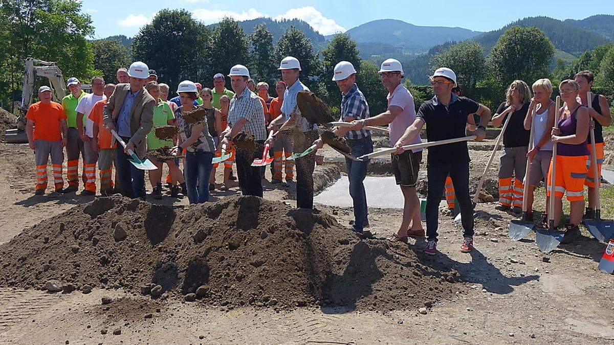 Vertreter aus Politik, Verwaltung und Bauwesen beim Spatenstich