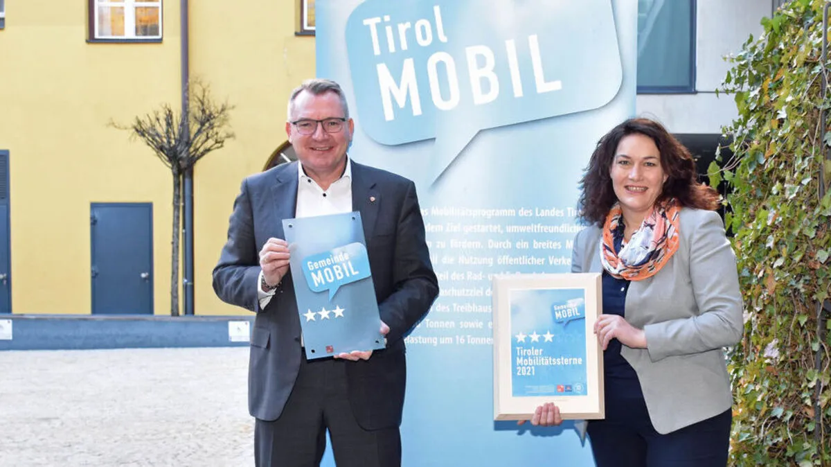 Mobilitätslandesrätin Ingrid Felipe und Gemeindelandesrat Johannes Tratter freuen sich über die vielen gesetzt Maßnahmen der sterneprämierten Kommunen