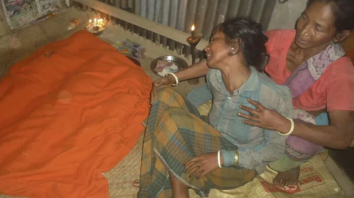 Am stärksten betroffen war der Bezirk Rangamati, wo bisher hundert Leichen geborgen wurden, wie die Katastrophenschutzbehörde am Mittwoch mitteilte. Die Opferzahl könne noch weiter steigen, da Rettungseinsätze in den zum Teil schwer zugänglichen Orten noch liefen.
