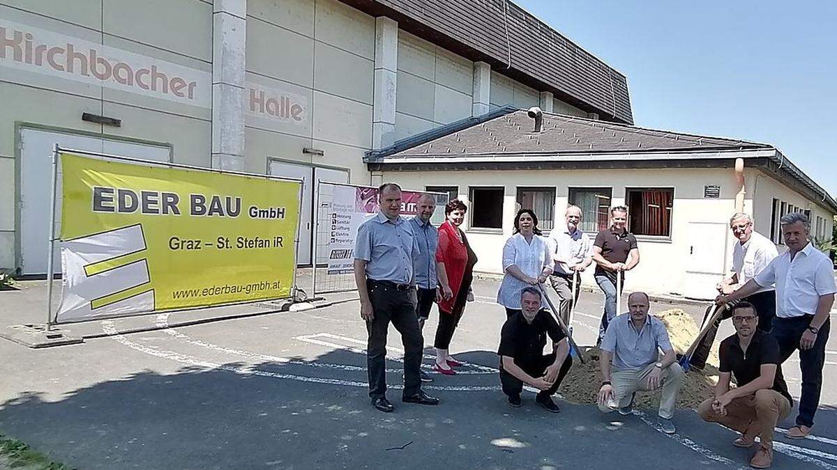 Spatenstich für die Sanierung der Kirchbacher Halle mit Bürgermeister Anton Prödl (r.)