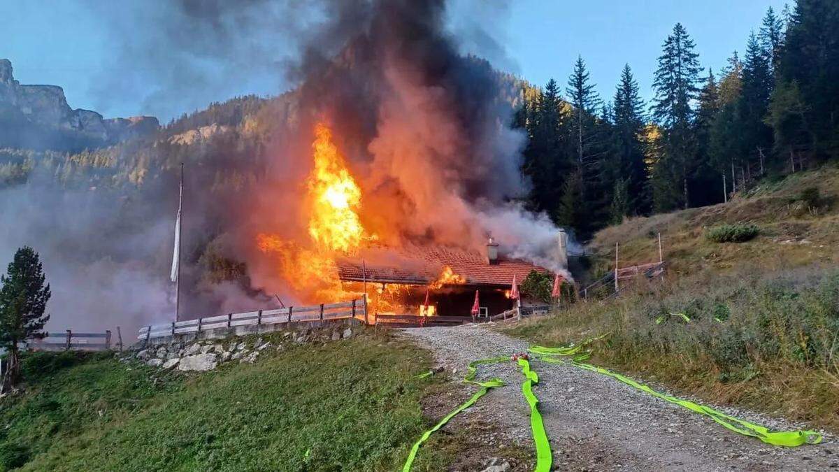 Die Buchauer Alm stand meterhoch in Flammen