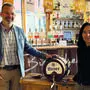 Geschäftsführer Nikolaus Riegler und Marketingleiterin Marlies Heinricher-Woltran stehen neben einem kleinen Bierfass | Geschäftsführer Nikolaus Riegler, Marketingleiterin Marlies Heinricher-Woltran und das Fass