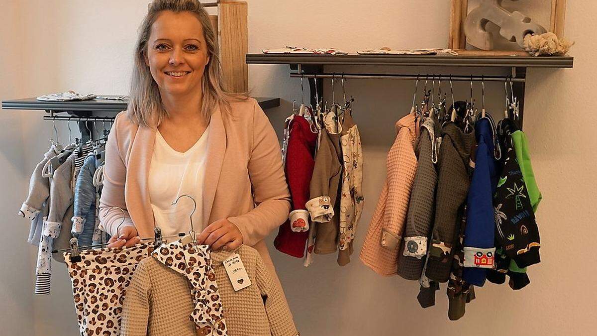 Petra Ortner bietet in ihrem neuen Geschäft mitten in Bad St. Leonhard auch selbst genähte Babykleidung an   