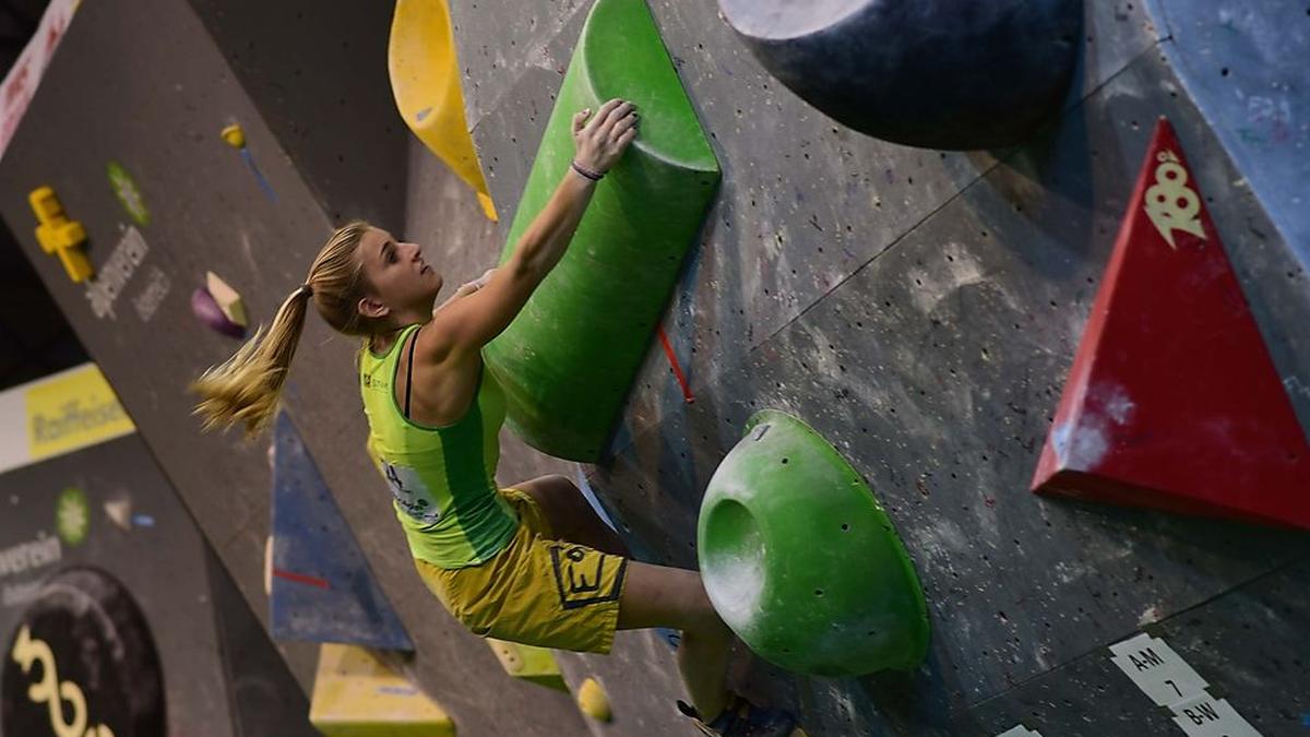 Die junge Sportkletterin Lara Weichbold aus Liezen beim Bouldern in Aktion   