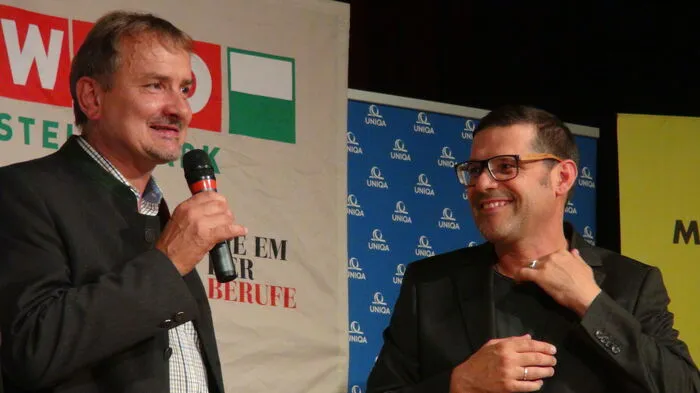 „Die Qualität der heimischen Berufsausbildung ist auf einem hervorragenden Niveau", sagte WKO-Vizepräsident Benedikt Bittmann anlässlich der "Stars of Styria"-Gala im Heinz-Neubauer-Kultursaal in Straß in Steiermark . "Mit der Auszeichnung zum 'Star of Styria'“ setzen wir ein deutliches Zeichen der Wertschätzung gegenüber Menschen und Unternehmen, die mit voller Kraft in berufliche Aus- und Weiterbildung investieren. Das sind Lehrlinge, die ihre Lehrabschlussprüfung mit ausgezeichneten Erfolgt abgelegt haben, ihre gewerblichen Ausbildungsbetriebe sowie Absolventen von Meister- und Befähigungsprüfungen."